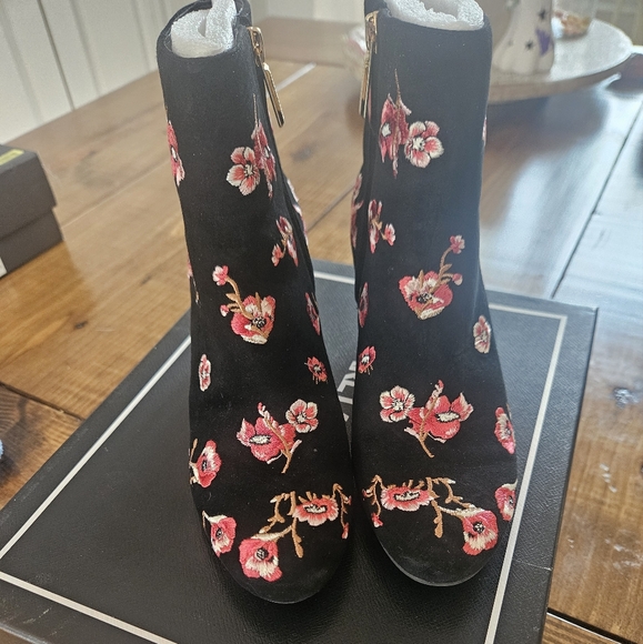Size 6 Karl Lagerfeld Edith Boots - Picture 2 of 5